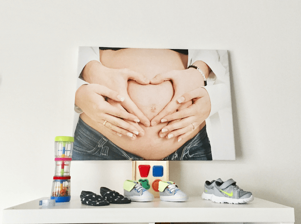 Exemple d’une photo d’une cliente sur une toile photo, illustrant la grossesse, pour la déco d’une chambre d’enfant - @myposter / Jennifer A