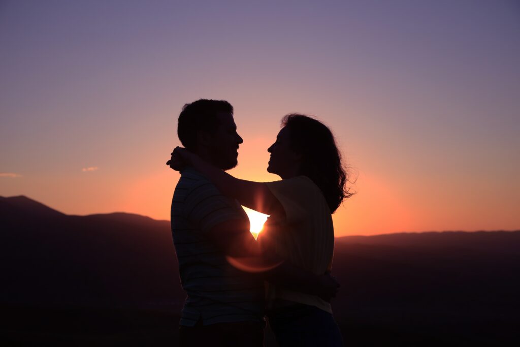Idée photo de couple avec un coucher de soleil / myposter