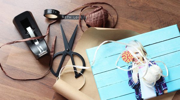 Comment emballer un cadeau en 5 minutes - TUTO myposter