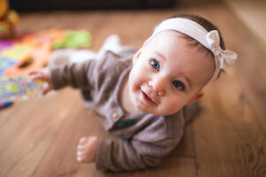 Baby startet seine ersten Krabbelversuche, die mit Babyfotografie verewigt werden können.